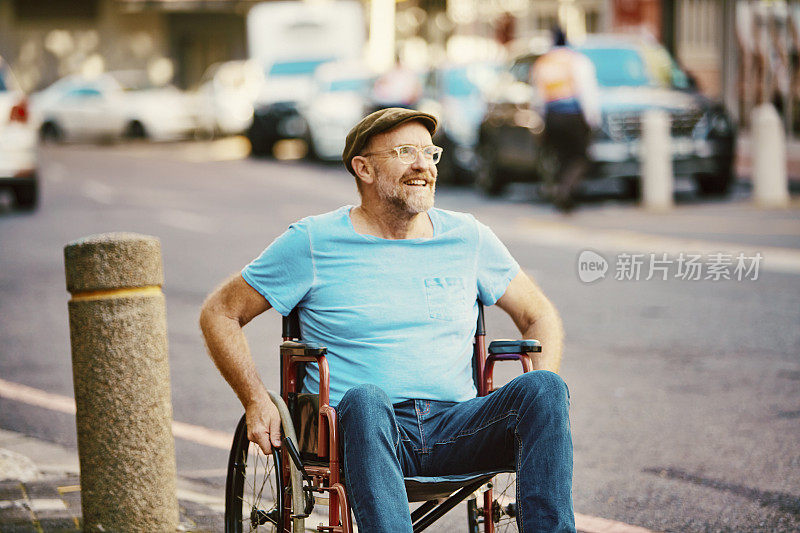 坐轮椅的中年男子