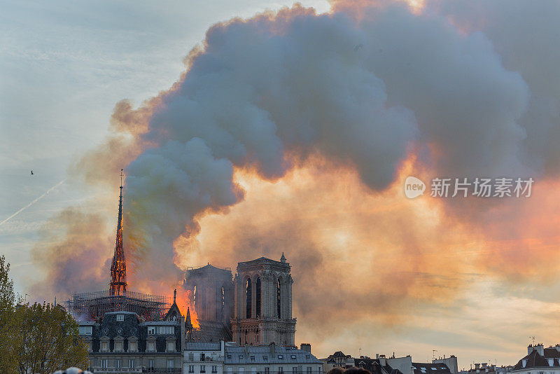 巴黎圣母院失火了