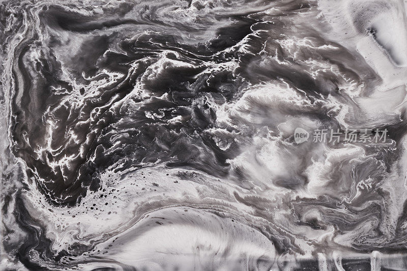 水墨抽象背景，水墨下黑白图案，丙烯酸颜料污渍，飞溅和条纹