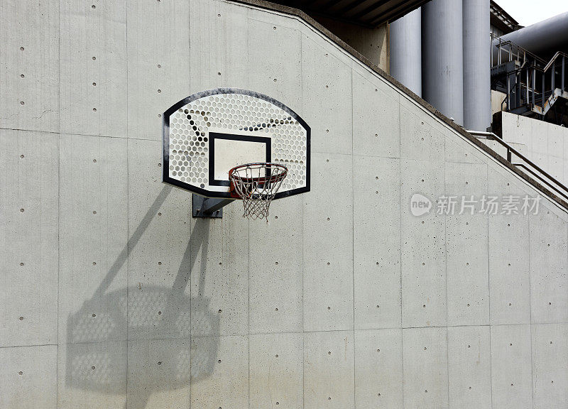 水泥墙上的篮球框