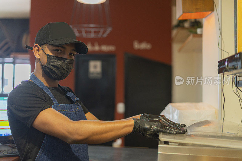 餐厅厨师检查布道准备和传递