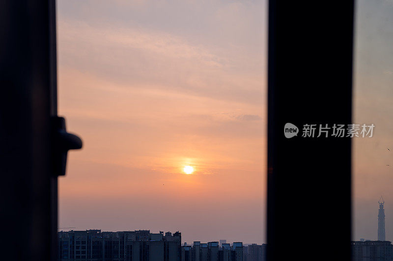 夕阳窗外繁华的城市