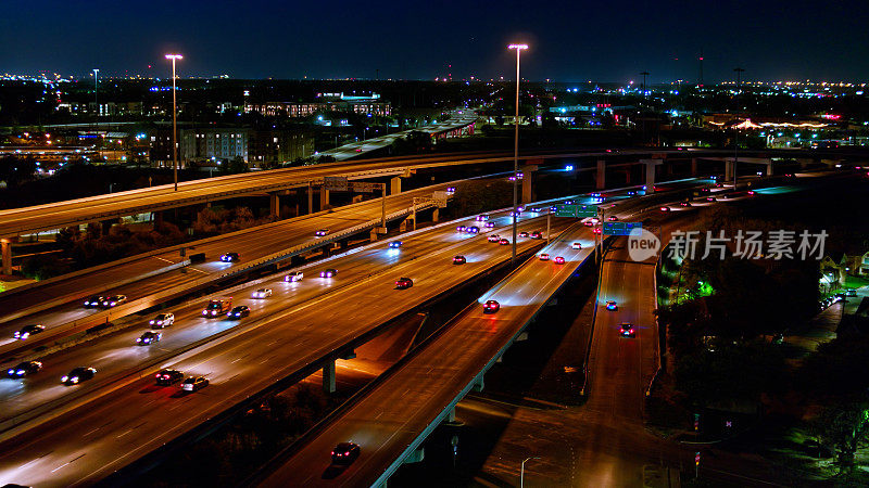 德克萨斯州休斯顿69号和10号州际公路晚间交通鸟瞰图