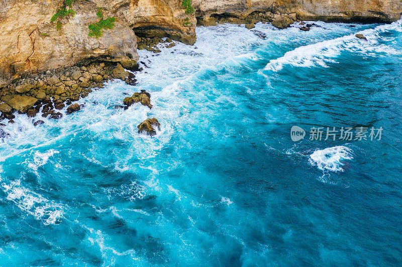 海浪拍打着岩石海滩和悬崖。从以上观点。