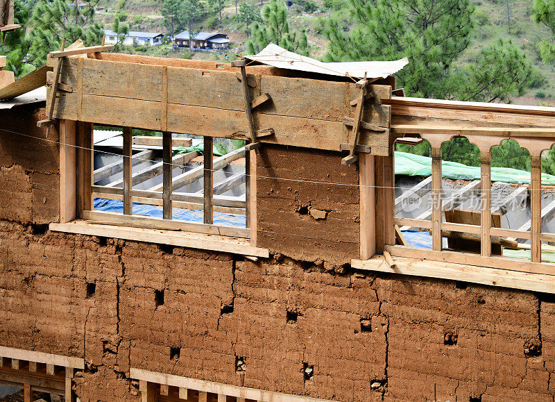 正在施工的夯土建筑-可持续的建筑方法，Punakha，不丹