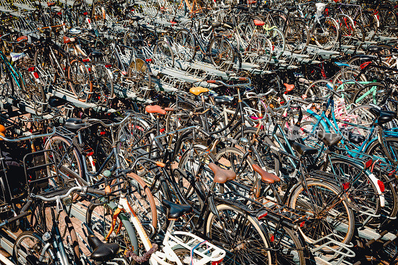 荷兰阿姆斯特丹停放的自行车