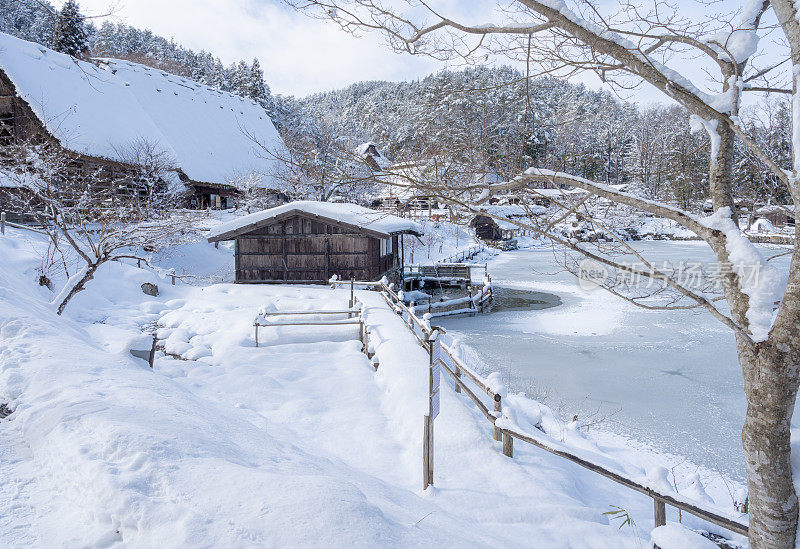 在日本高山市下雪的飞田民俗村