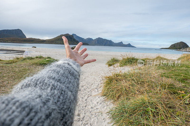 POV，女性的手伸向田园诗般的海滩