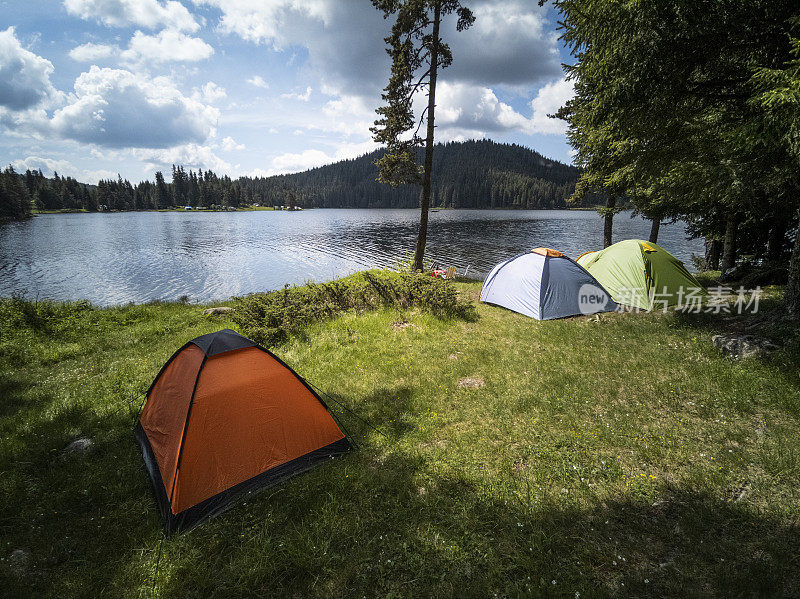 在山湖边有帐篷的露营地点。