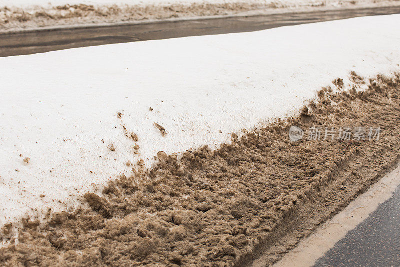 路边。肮脏的积雪。污染