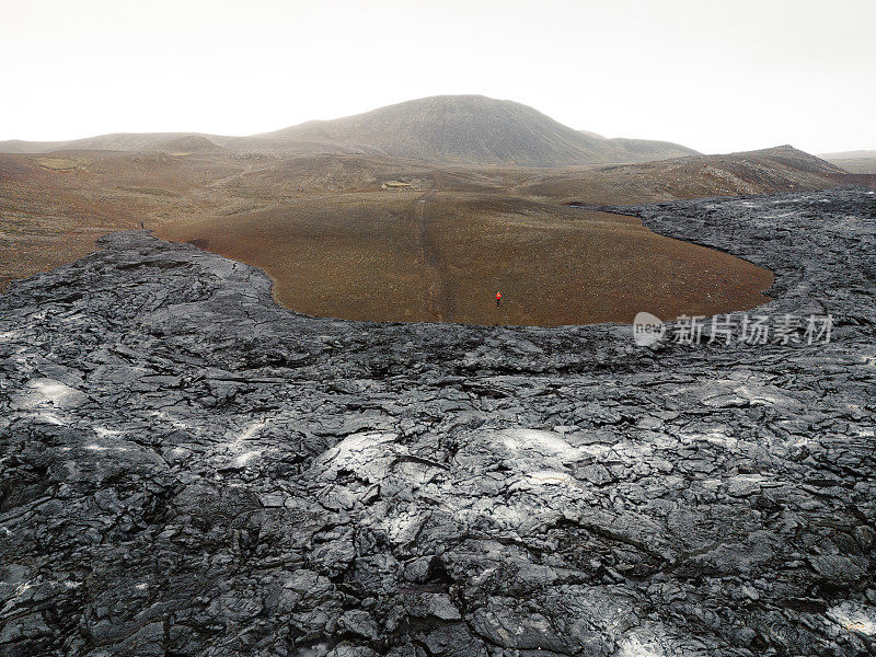 在一个多云的秋天，黑色的熔岩在冰岛的某个地方摇晃