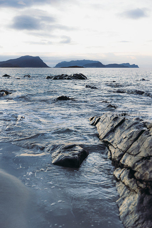 挪威海岸线上田园诗般的日落