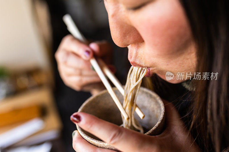 一个女人在日本面馆吃荞麦面