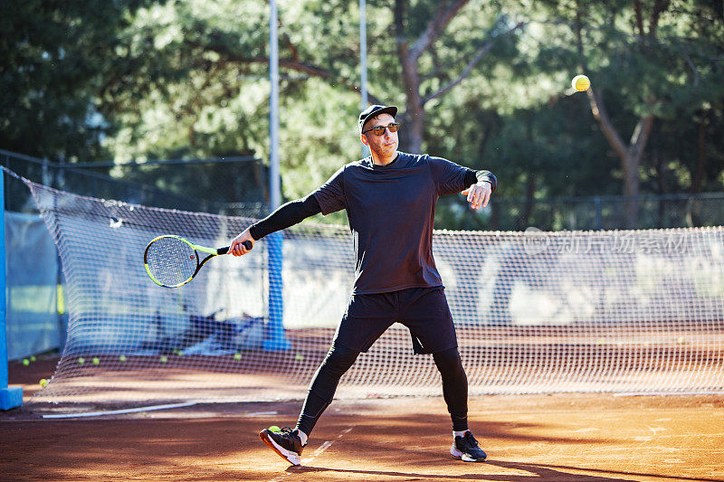 年轻的成年男子打网球