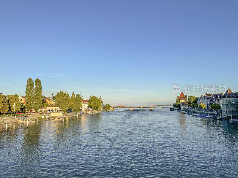 夏天，莱茵河在康斯坦茨的博登湖岸边