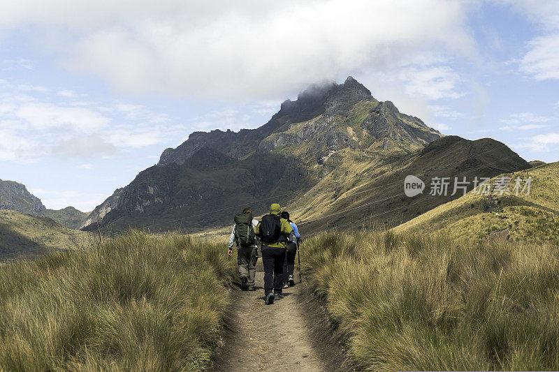 一群游客正走向基多市附近的皮钦查山