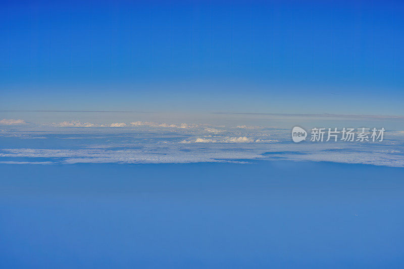 从飞机窗户望出去，天空中有云