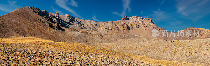 厄西耶斯山令人惊叹的全景景观。这是一座不活跃的火山:山脉、石质斜坡、熔岩流形成的岩石山峰。土耳其开塞里省。