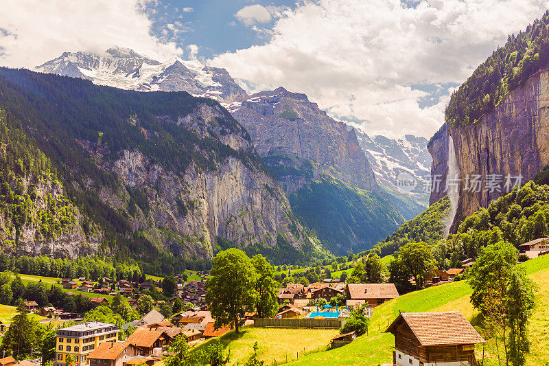 Lauterbrunnen。Staubbach瀑布。瑞士。山的风景。伯尔尼州
