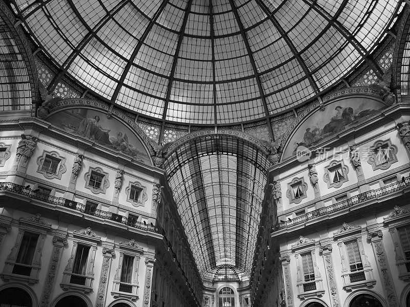 意大利米兰，伊曼纽尔二世维托里奥画廊的屋顶灰度图