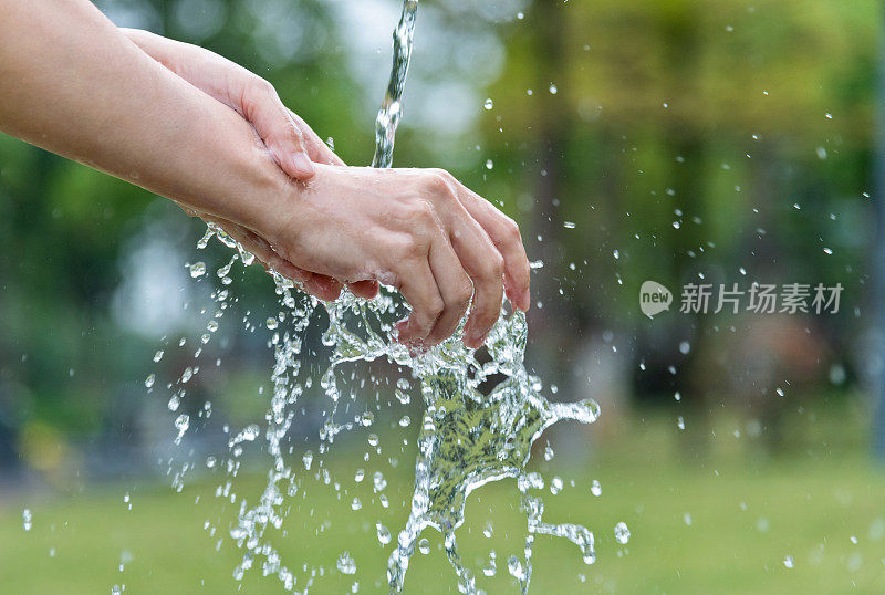 女人在流水下洗手