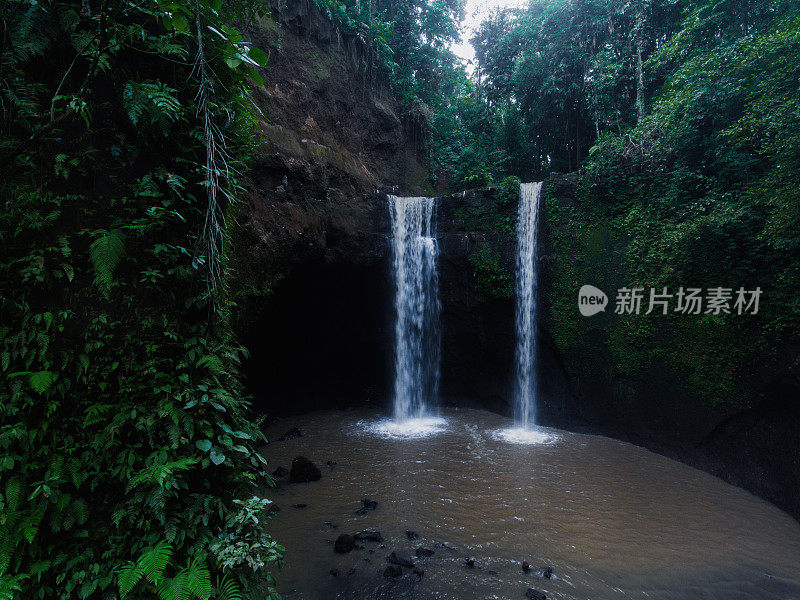 巴厘岛中部Tibumana双胞胎瀑布的鸟瞰图