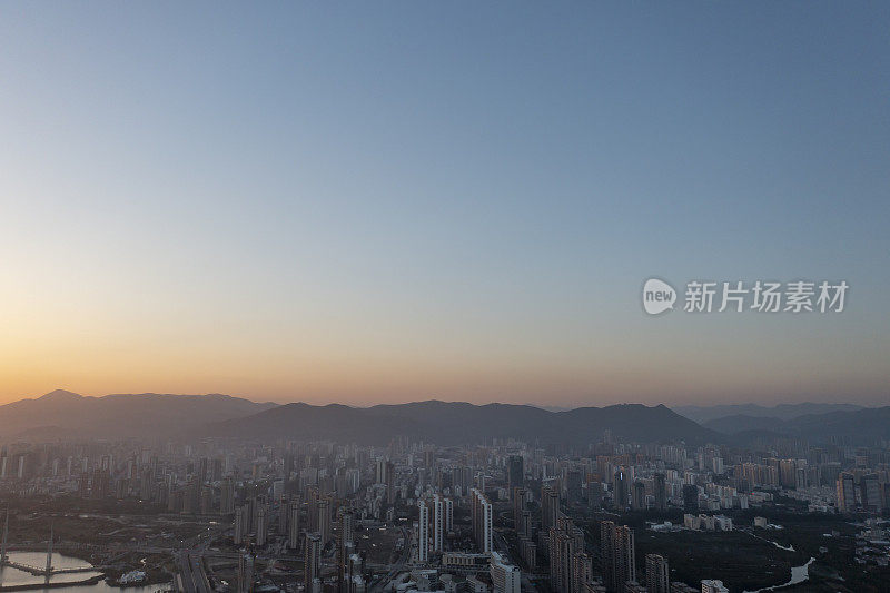 空中摄影夜晚城市天际线的鸟瞰图