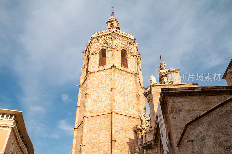 大都会大教堂——西班牙巴伦西亚阿尔米纳广场上的巴伦西亚圣母升天大教堂