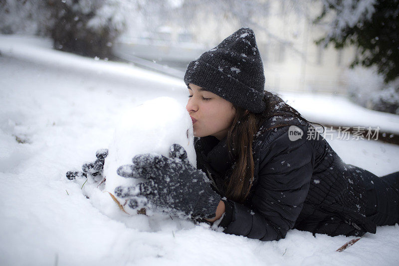 在公园里玩雪的女孩