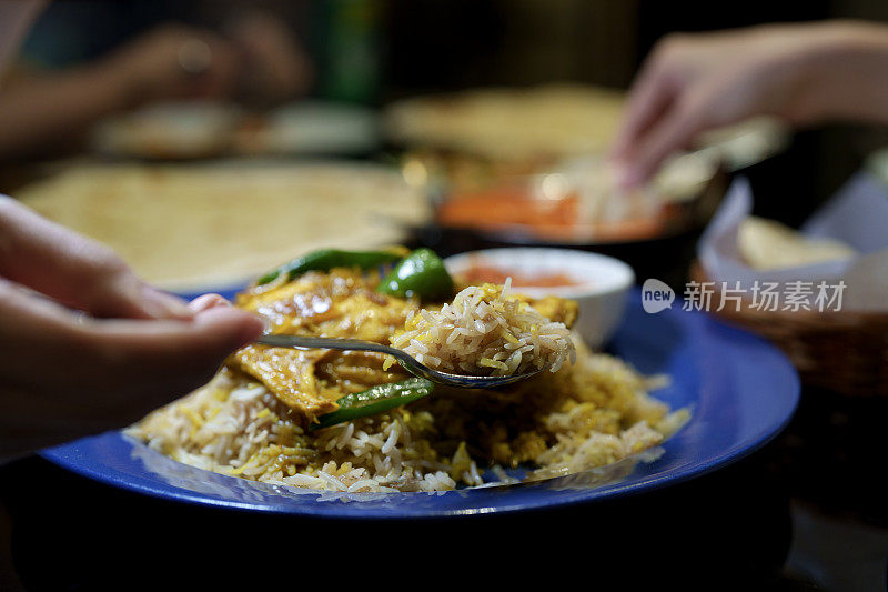 人们在餐桌上分享阿拉伯食物的裁剪图像