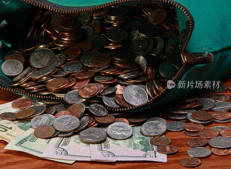货币和硬币绿色袋子