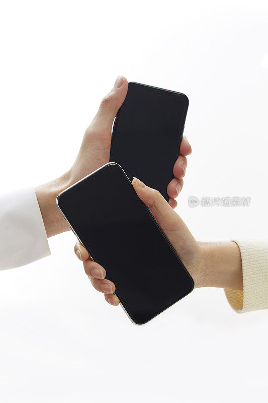 两只手拿着一部新的智能手机