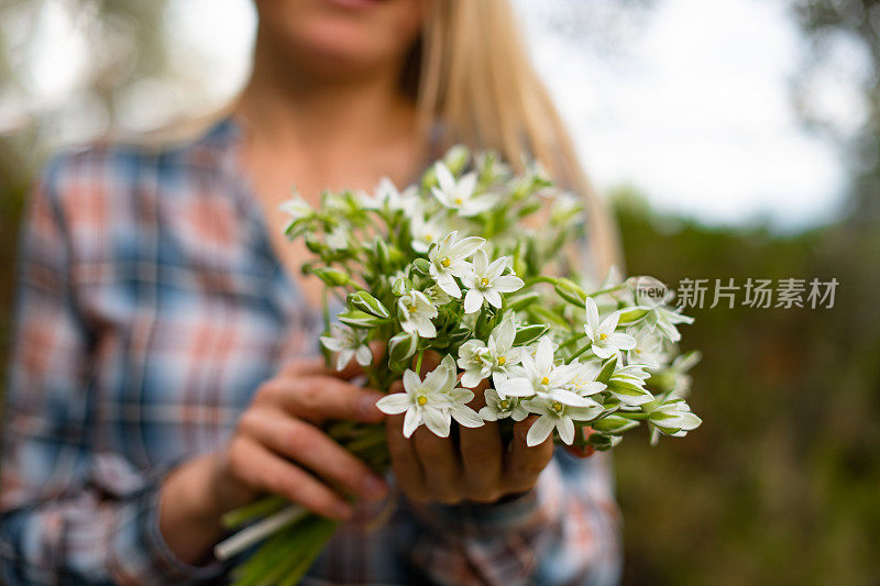 年轻女子正拿着一束花