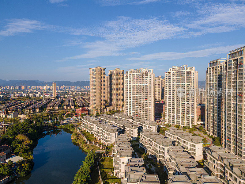 河边的城市建筑和别墅