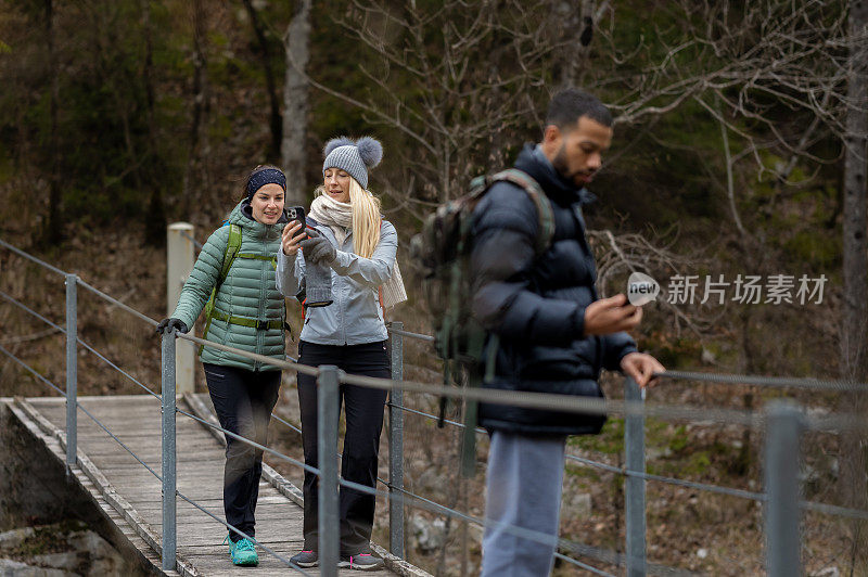 徒步旅行者在徒步旅行中发现了大自然隐藏的美丽