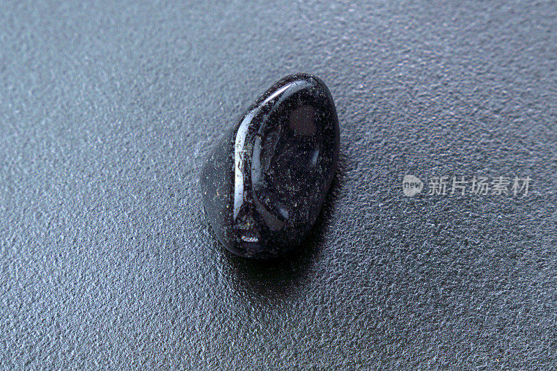 天然矿物岩石标本抛光黑色缟玛瑙宝石在黑暗的背景