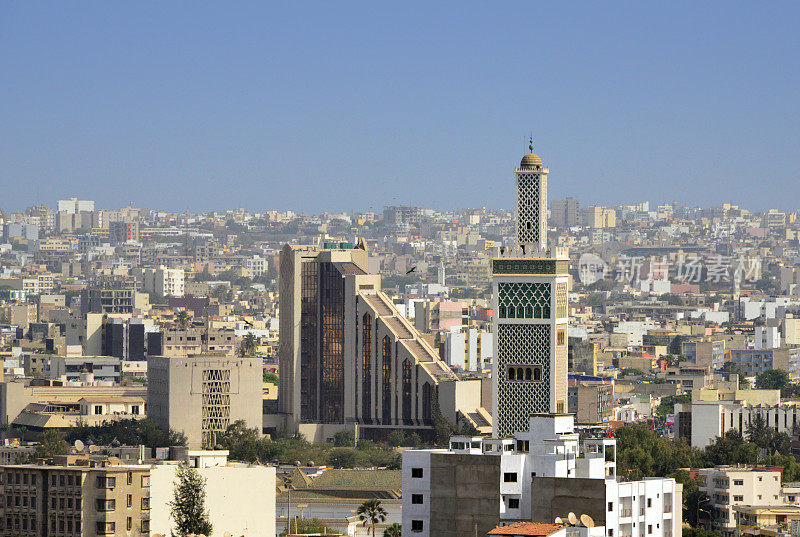 BCEAO大楼和塞内加尔达喀尔大清真寺的尖塔