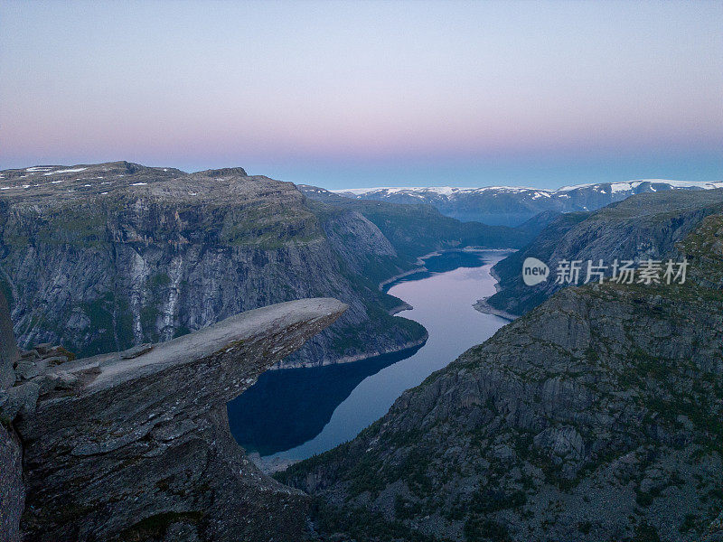 黎明时分，挪威巨怪岩令人惊叹的无人机视角