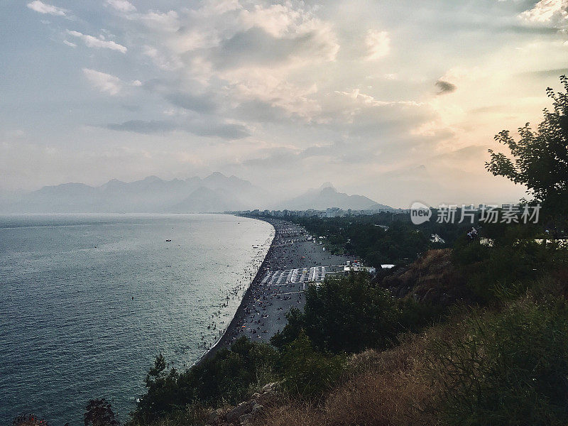 穆拉帕萨，安塔利亚，土耳其。科佩斯区摄影，旅游理念为旅游。美丽的风景，海滩，大海，树木和天空。