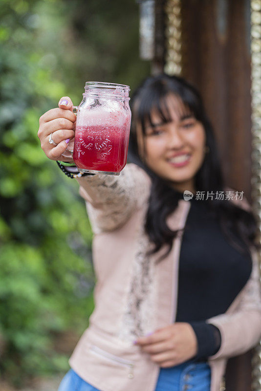 一位女士在乡村餐厅享用美味的纯素果汁