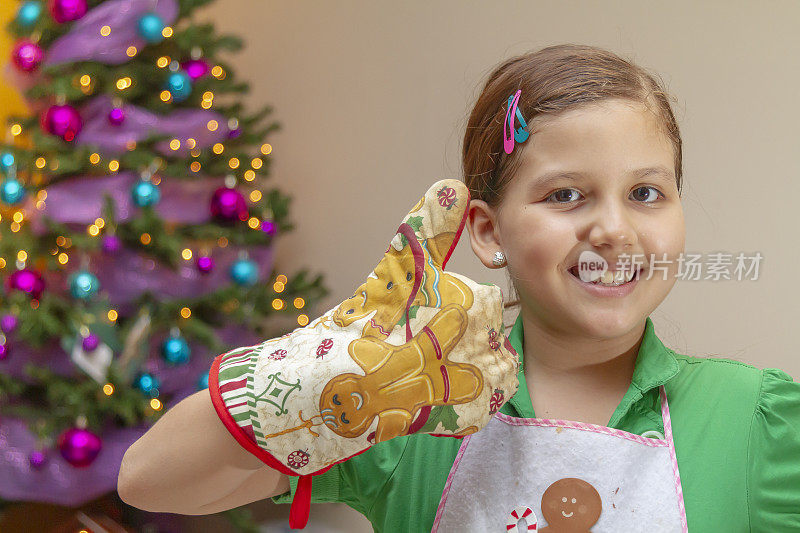 拉丁美洲的一个拉丁家庭里，穿着圣诞衫的拉丁小女孩为圣诞夜做圣诞蛋糕的特写。