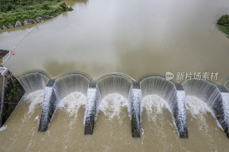 水溢出了圆形水库大坝