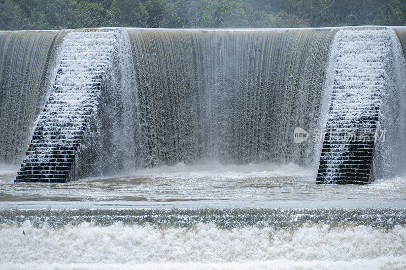 一个圆形堤防的特写，洪水溢出水库