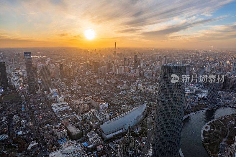 天津的城市空间和美丽的摩天大楼在中国的日出