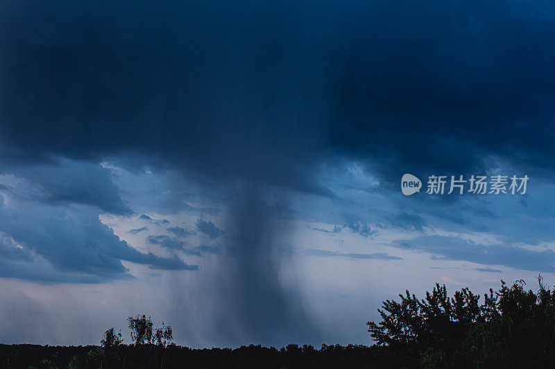 天气。雨