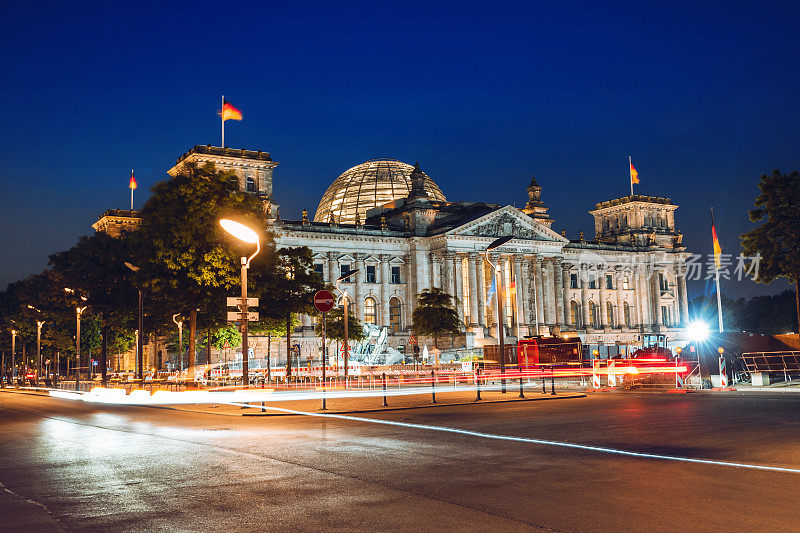 夜晚灯火通明的柏林国会大厦