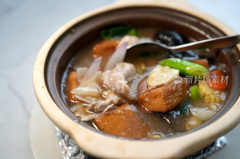 热陶锅菜拌豆腐和猪肉，中国菜