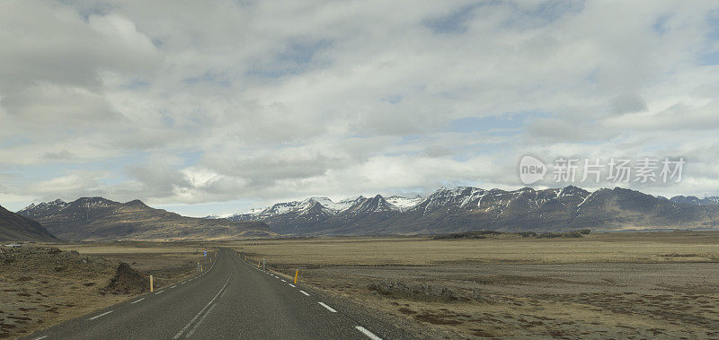 通往雪山和火山的道路的正面视图。冰岛