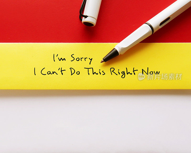 钢笔在黄色办公信封上书写“对不起——我现在不能做这个”——取悦他人的概念，学着礼貌地说“不”，而不是说“是”，从而做出太多的承诺
