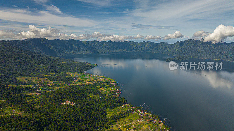 鸟瞰Maninjau山湖。印度尼西亚苏门答腊。